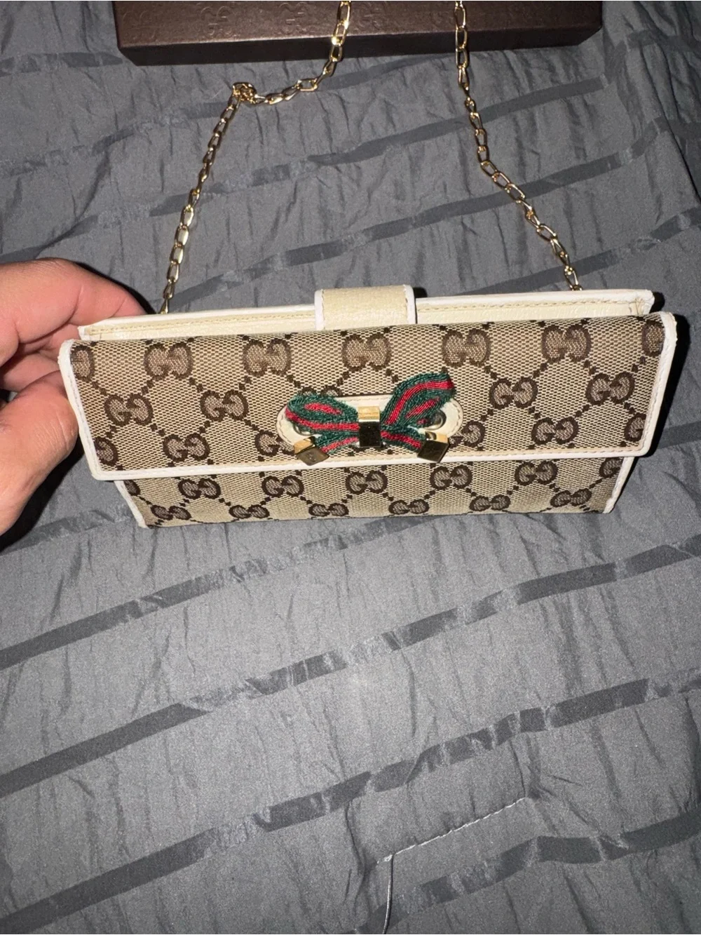 Gucci Beige GG Canvas Crossbody Bag with Green-Red Bow and Gold Chain - Picture 2 of 13
